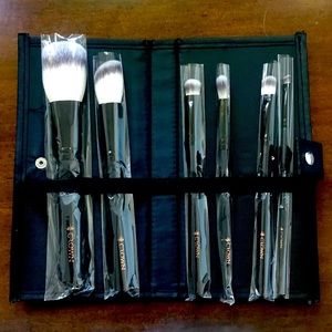 Brand New Crown 5 Piece Makeup Brush Set with Case